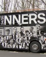 20万人一起嗨！纽卡夺冠游行大巴亮相：黑色车身+全队画像