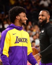 湖人愿下赛季或老詹安排退役巡演，詹姆斯似乎还想再陪儿子征战