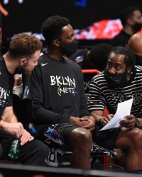 星空体育APP-雄鹿连扳两场大胜篮网 欧文伤退死神独木难支