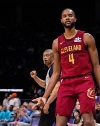 星空体育首页-进攻端状态在线！小莫布里半场两分球11中8高效砍下19分5板2助